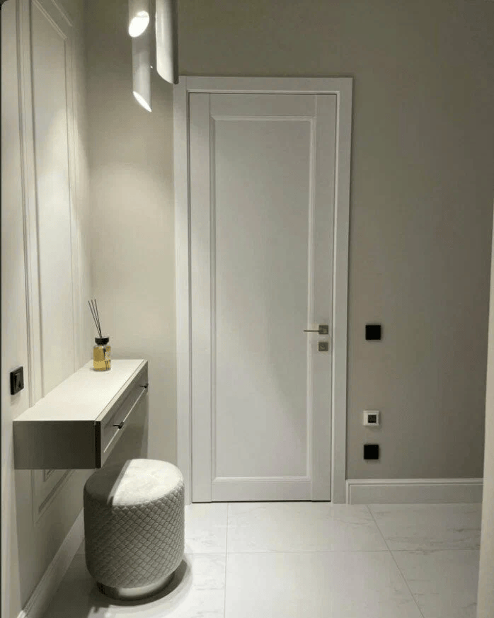 Белая дверь с золотой фурнитурой